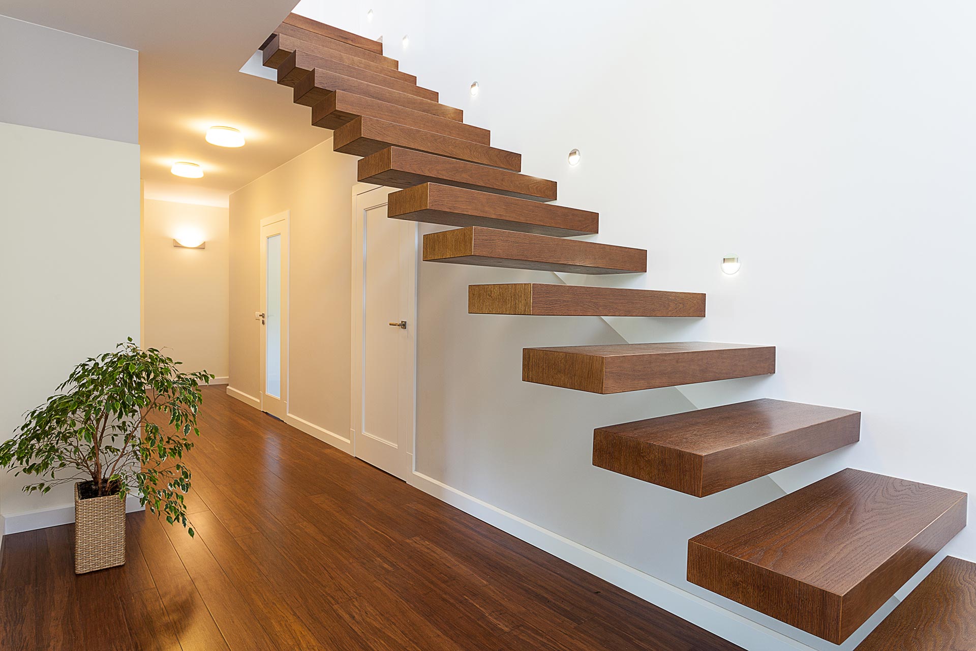 moderner Raum mit Treppe und Boden im gleichen Stil